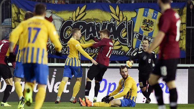 Sparťanský fotbalista Martin Frýdek a Václav Jurečka z Opavy během osmifinále MOL Cupu. Sparťanský fotbalista Martin Frýdek a Václav Jurečka z Opavy během osmifinále MOL Cupu.