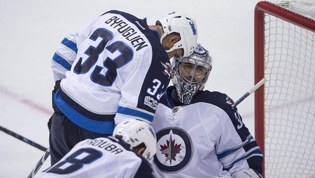 Český brankář Ondřej Pavelec a obránce Dustin Byfuglien oslavují výhru Winnipegu na ledě Dallasu. Český brankář Ondřej Pavelec a obránce Dustin Byfuglien oslavují výhru Winnipegu na ledě Dallasu.