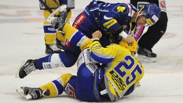 Ryley Miller z Brna (nahoře) buší do Pavla Kubiše ze Zlína. Ryley Miller z Brna (nahoře) buší do Pavla Kubiše ze Zlína.