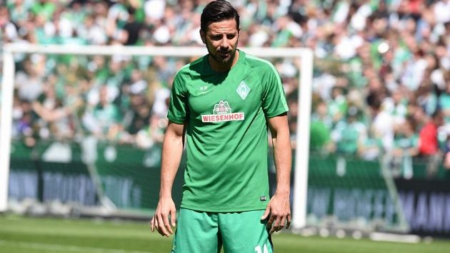 Peruánský útočník Claudio Pizarro končí po 18 letech v Brémách. Peruánský útočník Claudio Pizarro končí po 18 letech v Brémách.