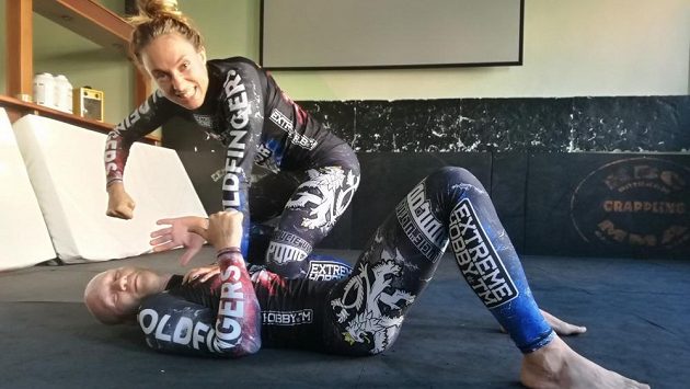 Lucie Pudilová a trenér Ladislav Erdélyi pilují formu na další zápas pod organizací UFC. Lucie Pudilová a trenér Ladislav Erdélyi pilují formu na další zápas pod organizací UFC.