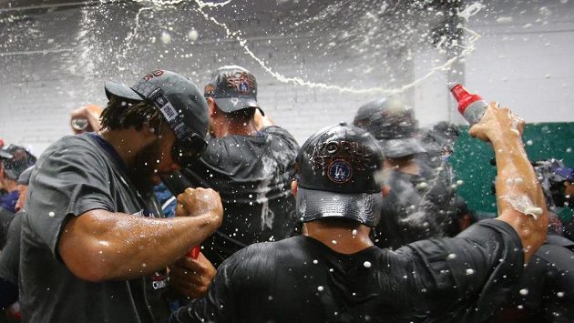 Nadšení v šatně baseballistů Los Angeles Dodgers. Tým z města andělů si zahraje letos Světovou sérii. Nadšení v šatně baseballistů Los Angeles Dodgers. Tým z města andělů si zahraje letos Světovou sérii.