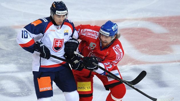 Slovenský útočník Miroslav Šatan (vlevo) a český útočník Lukáš Kašpar. Slovenský útočník Miroslav Šatan (vlevo) a český útočník Lukáš Kašpar.