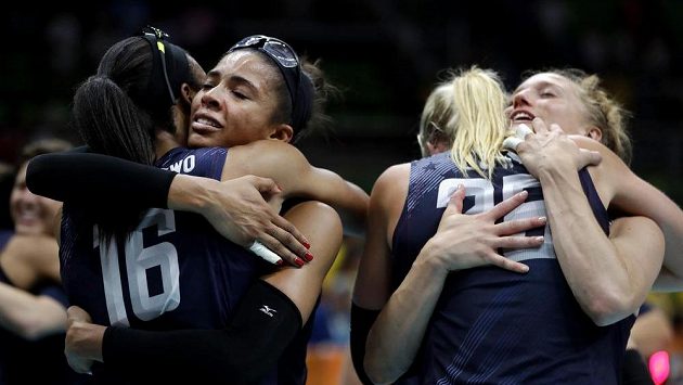 Americké volejbalistky (zleva) Foluke Akinradewová, Rachael Adamsová, Karsta Loweová a Carli Lloydová se radují po výhře nad Nizozemskem. Americké volejbalistky (zleva) Foluke Akinradewová, Rachael Adamsová, Karsta Loweová a Carli Lloydová se radují po výhře nad Nizozemskem.