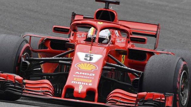 Ferrari Sebastiana Vettela. Skrývá snad triky, jak tvrdí Lewis Hamilton...? Ferrari Sebastiana Vettela. Skrývá snad triky, jak tvrdí Lewis Hamilton...?
