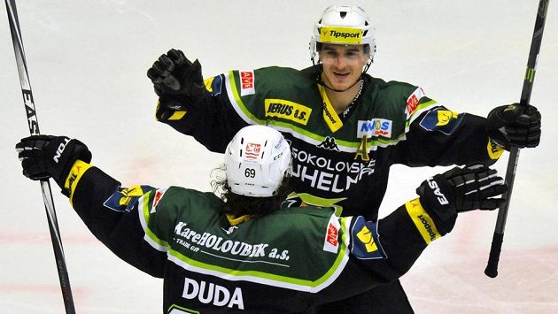 Karlovarští hokejisté se radují z gólu proti Vítkovicím. Zády je střelec branky Radek Duda a Stanislav Balán. Karlovarští hokejisté se radují z gólu proti Vítkovicím. Zády je střelec branky Radek Duda a Stanislav Balán.