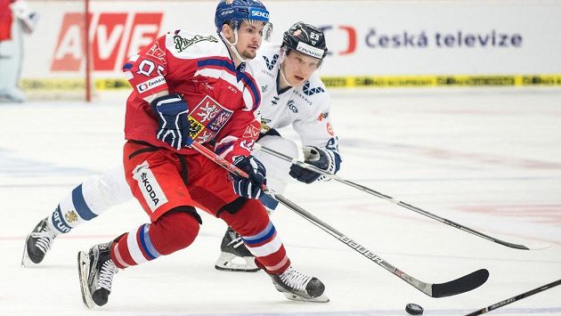 Petr Holík a Joonas Kemppainen z Finska během utkání turnaje Carlson Hockey Games v Českých Budějovicích. Petr Holík a Joonas Kemppainen z Finska během utkání turnaje Carlson Hockey Games v Českých Budějovicích.