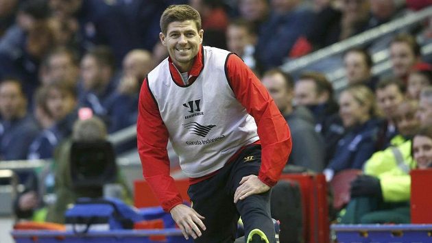Steven Gerrard z Liverpoolu před střetnutím se Stoke City. Steven Gerrard z Liverpoolu před střetnutím se Stoke City.