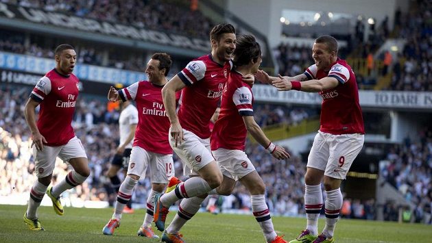 Fotbalisté Arsenalu se radují společně s Tomášem Rosickým (druhý zprava) z gólu, který český reprezentační kapitán vstřelil Tottenhamu. Fotbalisté Arsenalu se radují společně s Tomášem Rosickým (druhý zprava) z gólu, který český reprezentační kapitán vstřelil Tottenhamu.