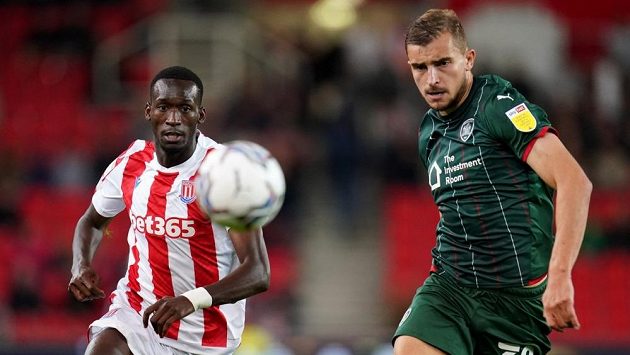 Abdallah Sima (vlevo) si v Anglii odbyl premiéru v dresu Stoke proti Barnsley Abdallah Sima (vlevo) si v Anglii odbyl premiéru v dresu Stoke proti Barnsley