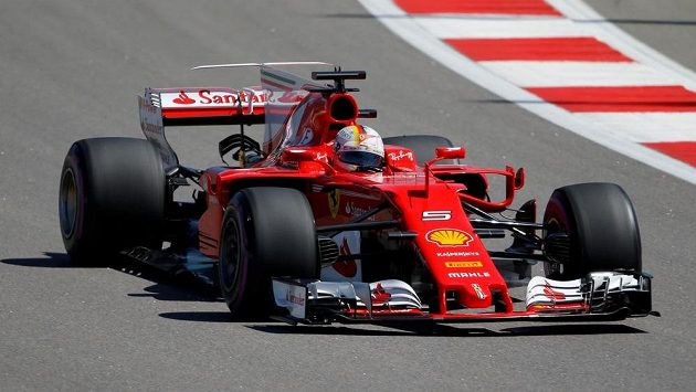Německý pilot ferrari Sebastian Vettel během kvalifikace na Velkou cenu Ruska. Německý pilot ferrari Sebastian Vettel během kvalifikace na Velkou cenu Ruska.