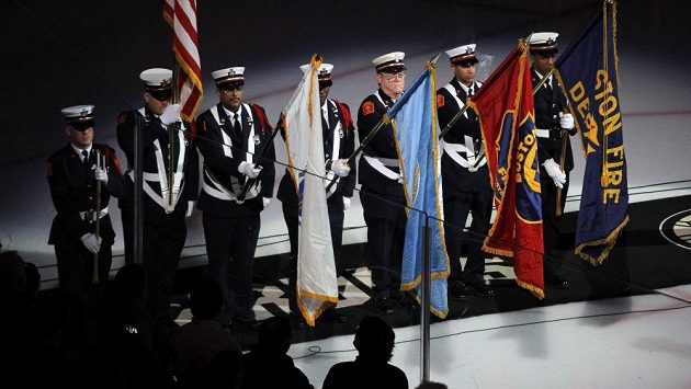 Čestná stráž bostonských hasičů během ceremoniálu před zápaem Bostonu s Buffalem k uctění obětí teroristického útoku při Bostonském maratonu. Čestná stráž bostonských hasičů během ceremoniálu před zápaem Bostonu s Buffalem k uctění obětí teroristického útoku při Bostonském maratonu.