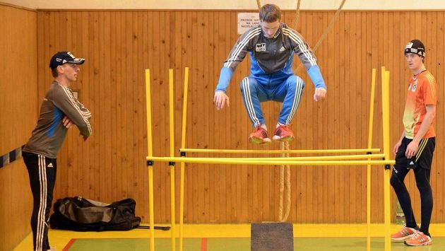 Jakub Janda a Lukáš Hlava (vpravo) během "suché" přípravy na SP v letech na lyžích v Harrachově. Vlevo trenér David Jiroutek. Jakub Janda a Lukáš Hlava (vpravo) během "suché" přípravy na SP v letech na lyžích v Harrachově. Vlevo trenér David Jiroutek.
