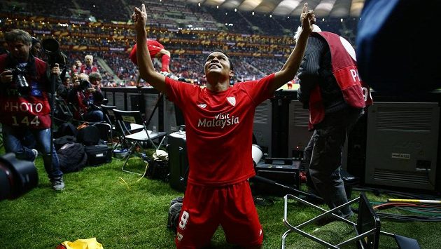 Kolumbijec Carlos Bacca se emotivně raduje z triumfu v Evropské lize. Kolumbijec Carlos Bacca se emotivně raduje z triumfu v Evropské lize.