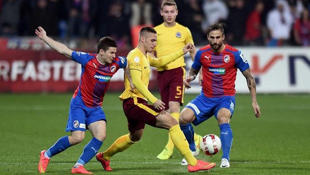 Pavel Kadeřábek ze Sparty (uprostřed) se snaží projít mezi plzeňskou dvojicí Václav Pilař (vlevo) a Jan Holenda. Pavel Kadeřábek ze Sparty (uprostřed) se snaží projít mezi plzeňskou dvojicí Václav Pilař (vlevo) a Jan Holenda.