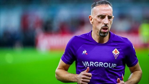 Fotbalista Franck Ribéry i další hráči Fiorentiny se krátce před obnovením italské ligy po koronavirové pauze vzdali jednoho měsíčního platu. Fotbalista Franck Ribéry i další hráči Fiorentiny se krátce před obnovením italské ligy po koronavirové pauze vzdali jednoho měsíčního platu.