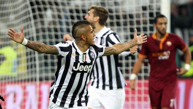 Arturo Vidal z Juventusu (vpředu) se raduje z branky, kterou vstřelil AS Řím. Arturo Vidal z Juventusu (vpředu) se raduje z branky, kterou vstřelil AS Řím.