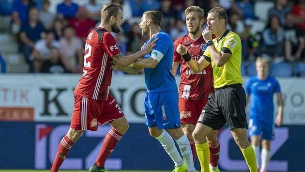 Radim Breite z Liberce a Vít Beneš z Olomouce (vlevo) a jejich spor během utkání 4. kola fotbalové ligy. Radim Breite z Liberce a Vít Beneš z Olomouce (vlevo) a jejich spor během utkání 4. kola fotbalové ligy.