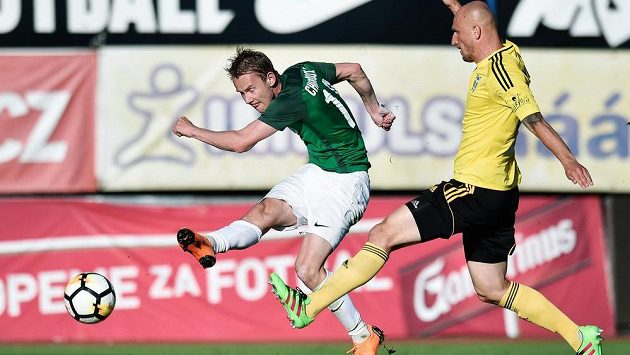 První gól Jablonce střílí Jan Chramosta (vlevo). Bránící karvinský Marek Janečka přišel pozdě. První gól Jablonce střílí Jan Chramosta (vlevo). Bránící karvinský Marek Janečka přišel pozdě.