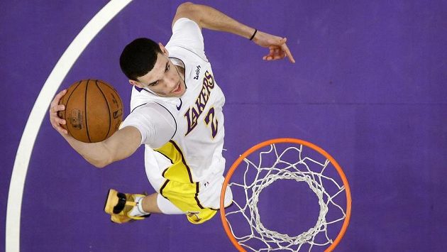 Lonzo Ball z LA Lakers smečuje v zápase proti Atlantě. Lonzo Ball z LA Lakers smečuje v zápase proti Atlantě.