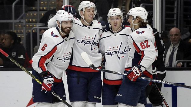 Hokejový obránce Washingtonu John Carlson (druhý zleva) byl zvolen hvězdou uplynulého týdne v NHL. Hokejový obránce Washingtonu John Carlson (druhý zleva) byl zvolen hvězdou uplynulého týdne v NHL.