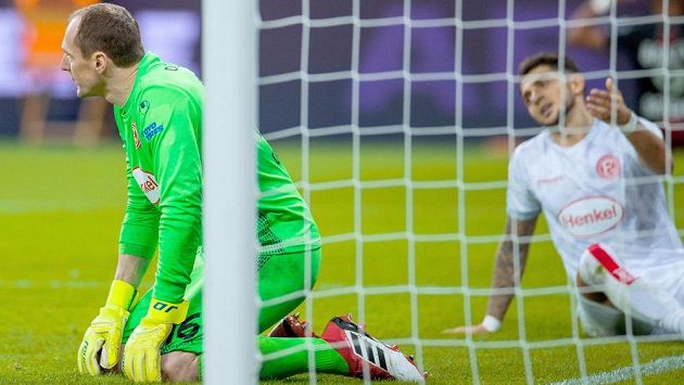 Fotbalisté Düsseldorfu do konce sezony nemohou počítat s českým brankářem Jaroslavem Drobným. Fotbalisté Düsseldorfu do konce sezony nemohou počítat s českým brankářem Jaroslavem Drobným.