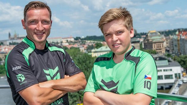 Táta a kluk ve stejném dresu... Internacionál Vladimír Šmicer se synem Jiřím během představení esportového týmu Entropiq. Táta a kluk ve stejném dresu... Internacionál Vladimír Šmicer se synem Jiřím během představení esportového týmu Entropiq.