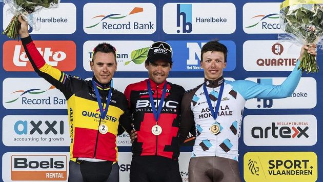 Belgický cyklista Philippe Gilbert ze stáje Quick-Step Floors Team skončil na nedávných závodech v Harelbeke druhý. Teď ale vyhrál na domácích silnicích cyklistický závod Tři dny de Panne-Koksijde. Belgický cyklista Philippe Gilbert ze stáje Quick-Step Floors Team skončil na nedávných závodech v Harelbeke druhý. Teď ale vyhrál na domácích silnicích cyklistický závod Tři dny de Panne-Koksijde.