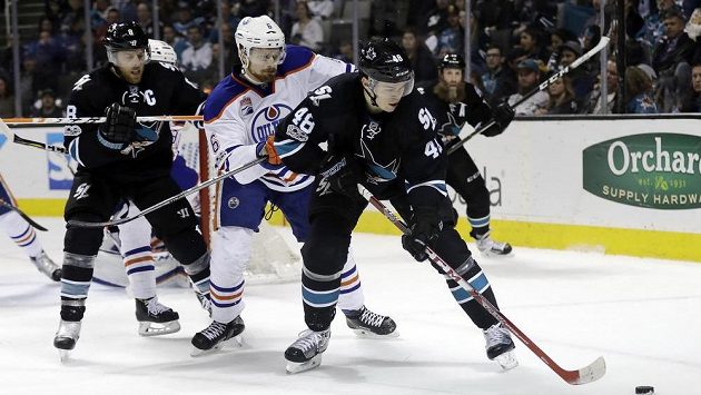 Útočník San Jose Tomáš Hertl (48) bráněný Adamem Larssonem z Edmontonu. Útočník San Jose Tomáš Hertl (48) bráněný Adamem Larssonem z Edmontonu.