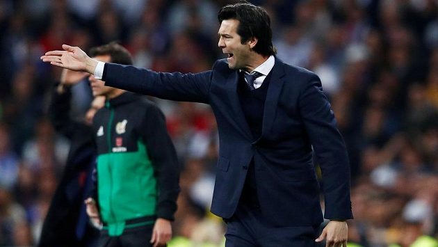 Trenér fotbalového Realu Madrid Santiago Solari gestikuluje ve šlágru s Barcelonou. Trenér fotbalového Realu Madrid Santiago Solari gestikuluje ve šlágru s Barcelonou.