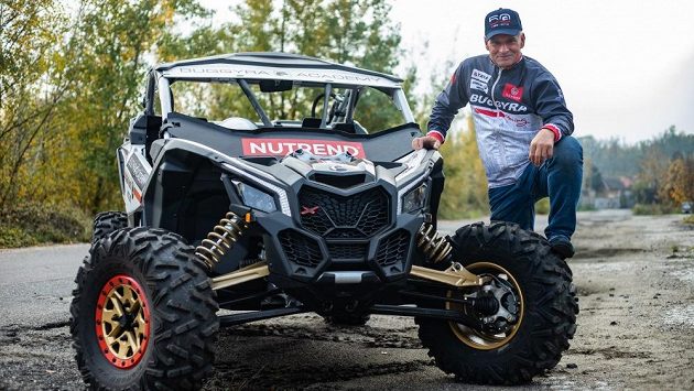 Josef Macháček pojede Dakar s buginou v barvách týmu Buggyra. Josef Macháček pojede Dakar s buginou v barvách týmu Buggyra.