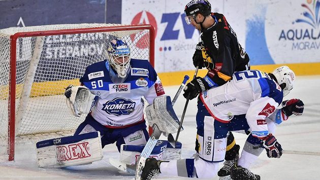 Zleva brankář Brna Karel Vejmelka, útočník David Tůma z Litvínova a obránce Komety Juraj Mikuš. Zleva brankář Brna Karel Vejmelka, útočník David Tůma z Litvínova a obránce Komety Juraj Mikuš.