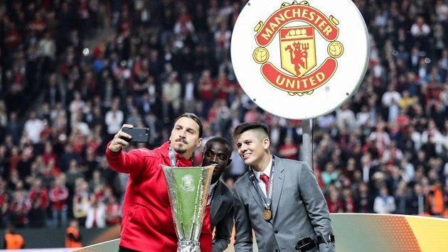 Hvězdný útočník Zlatan Ibrahimovic končí v Manchesteru United. Vedení "Rudých ďáblů" s pětatřicetiletým fotbalistou neprodloužilo končící smlouvu. Hvězdný útočník Zlatan Ibrahimovic končí v Manchesteru United. Vedení "Rudých ďáblů" s pětatřicetiletým fotbalistou neprodloužilo končící smlouvu.