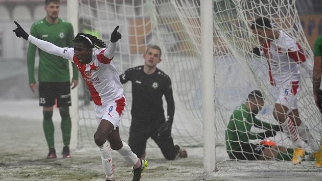 Peter Olayinka ze Slavie právě vstřelil gól v utkání s Příbramí, které se hrálo na zasněženém terénu. Peter Olayinka ze Slavie právě vstřelil gól v utkání s Příbramí, které se hrálo na zasněženém terénu.