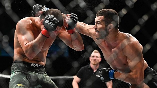 Machmud Muradov (vpravo) premiéru v UFC zvládl, Ital Alessio Di Chirico prohrál v Dánsku na body. Machmud Muradov (vpravo) premiéru v UFC zvládl, Ital Alessio Di Chirico prohrál v Dánsku na body.