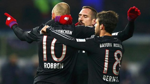 Arjen Robben (vlevo) vstřelil vítězný gól Bayernu v Berlíně, slaví ho s ním Franck Ribery a Juan Bernat. Arjen Robben (vlevo) vstřelil vítězný gól Bayernu v Berlíně, slaví ho s ním Franck Ribery a Juan Bernat.