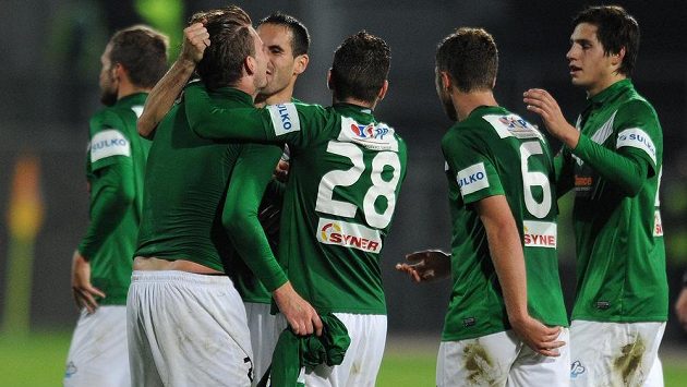 Radost jabloneckých fotbalistů po gólu Víta Beneše (druhý zleva). Radost jabloneckých fotbalistů po gólu Víta Beneše (druhý zleva).