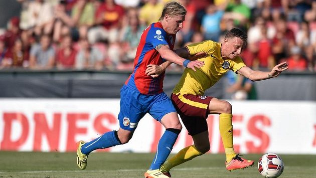Plzeňský obránce František Rajtoral (vlevo) a Ladislav Krejčí ze Sparty během utkání Superpoháru. Plzeňský obránce František Rajtoral (vlevo) a Ladislav Krejčí ze Sparty během utkání Superpoháru.