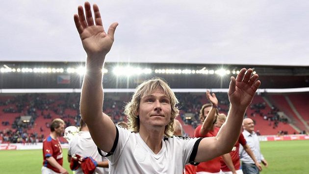 Pavel Nedvěd zdraví fanoušky po výhře v exhibici nad Německem. Pavel Nedvěd zdraví fanoušky po výhře v exhibici nad Německem.
