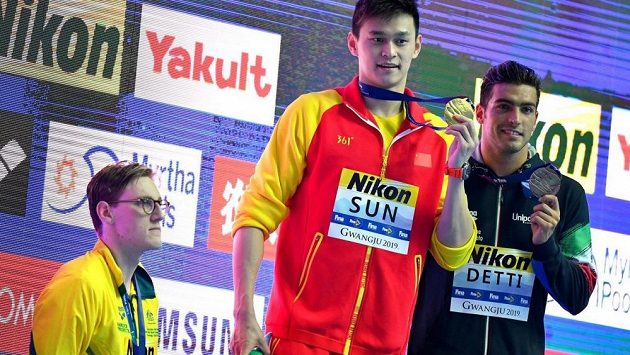 Stříbrný australský plavec Mack Horton (zcela vlevo) po finále na 400 m v zp. na protest proti čínskému vítězi Sun Jang na stupně vítězů nevystoupil. Stříbrný australský plavec Mack Horton (zcela vlevo) po finále na 400 m v zp. na protest proti čínskému vítězi Sun Jang na stupně vítězů nevystoupil.