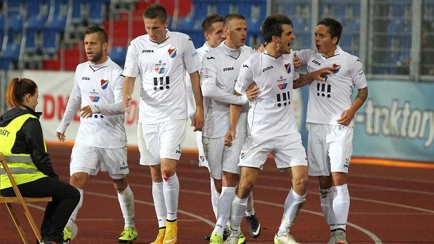 Fotbalisté Baníku se radují z gólu proti Olomouci. Fotbalisté Baníku se radují z gólu proti Olomouci.