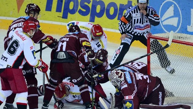 Situace před brankářem Sparty Filipem Novotným. Situace před brankářem Sparty Filipem Novotným.