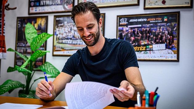 Basketbalový reprezentant Vojtěch Hruban podepsal nový čtyřletý kontrakt se středočeským klubem. Devětadvacetileté křídlo naváže na své dosavadní sedmileté působení v Nymburku. Basketbalový reprezentant Vojtěch Hruban podepsal nový čtyřletý kontrakt se středočeským klubem. Devětadvacetileté křídlo naváže na své dosavadní sedmileté působení v Nymburku.