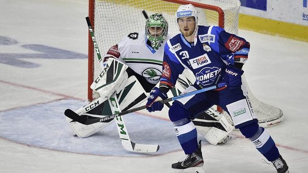 Zleva brankář Mladé Boleslavi Gašper Krošelj a Jakub Lev z Brna. Zleva brankář Mladé Boleslavi Gašper Krošelj a Jakub Lev z Brna.
