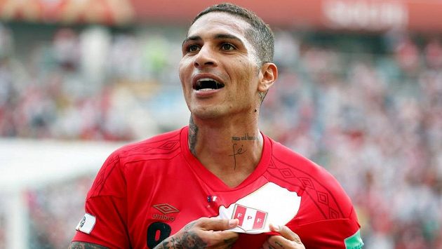 Peruánský kapitán Paolo Guerrero při utkání s Austrálií. Peruánský kapitán Paolo Guerrero při utkání s Austrálií.