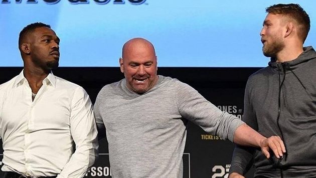 Jon Jones (vlevo) a Alexander Gustafsson. Jak dopadne jich bitva? Jon Jones (vlevo) a Alexander Gustafsson. Jak dopadne jich bitva?