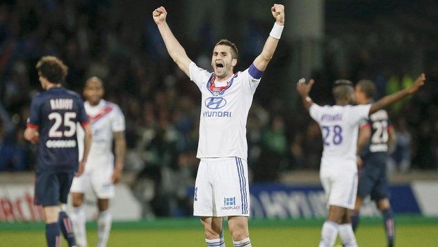 Záložník Lyonu Maxime Gonalons (uprostřed) se raduje po skončení utkání z vítězství nad Paris St. Germain. Záložník Lyonu Maxime Gonalons (uprostřed) se raduje po skončení utkání z vítězství nad Paris St. Germain.