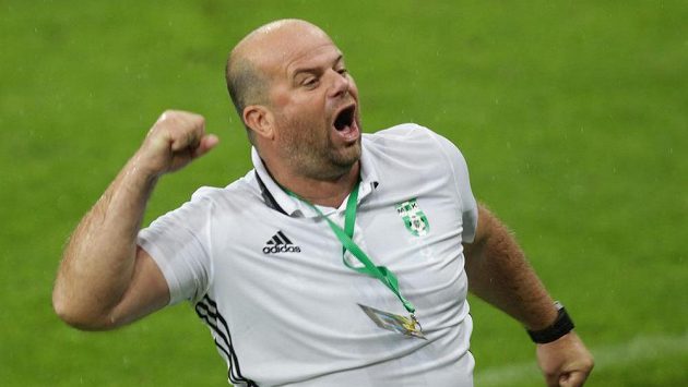 Trenér Roman Nádvorník z Karviné se raduje z vítězství nad Slováckem. Trenér Roman Nádvorník z Karviné se raduje z vítězství nad Slováckem.