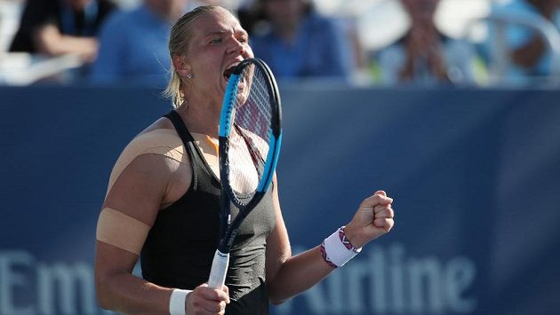 Radost Kanepiové po vítězném míči proti Kasatkinové v osmifinále US Open. Radost Kanepiové po vítězném míči proti Kasatkinové v osmifinále US Open.