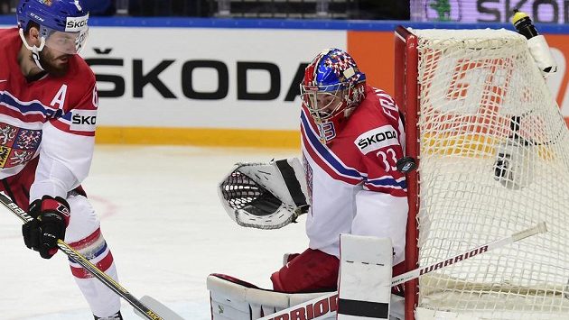 Obránce Michal Kempný ve spolupráci s brankářem Pavlem Francouzem už na MS vyřešili nejednu ošemetnou situaci. Obránce Michal Kempný ve spolupráci s brankářem Pavlem Francouzem už na MS vyřešili nejednu ošemetnou situaci.
